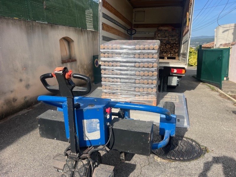 Livraison bûches compressées à Berre l'Etang