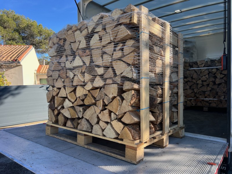Bois de chauffage sec rangé sur palette livré à domicile à Cassis et Carnoux en Provence