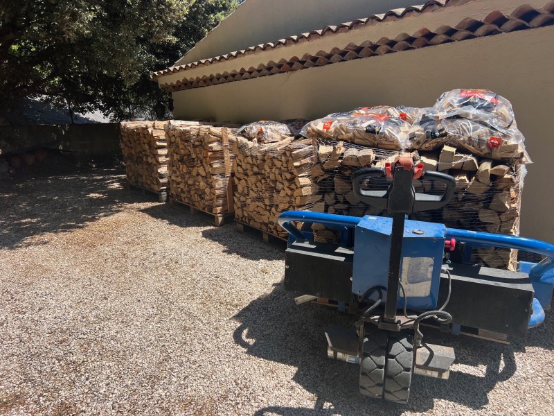 Bois de chauffage sec rangé sur palette livré à Fuveau, Gréasque et Belcodène
