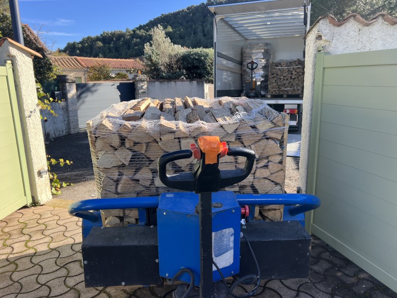 livraison à domicile de bois de chauffage sec rangé sur palette à Coudoux