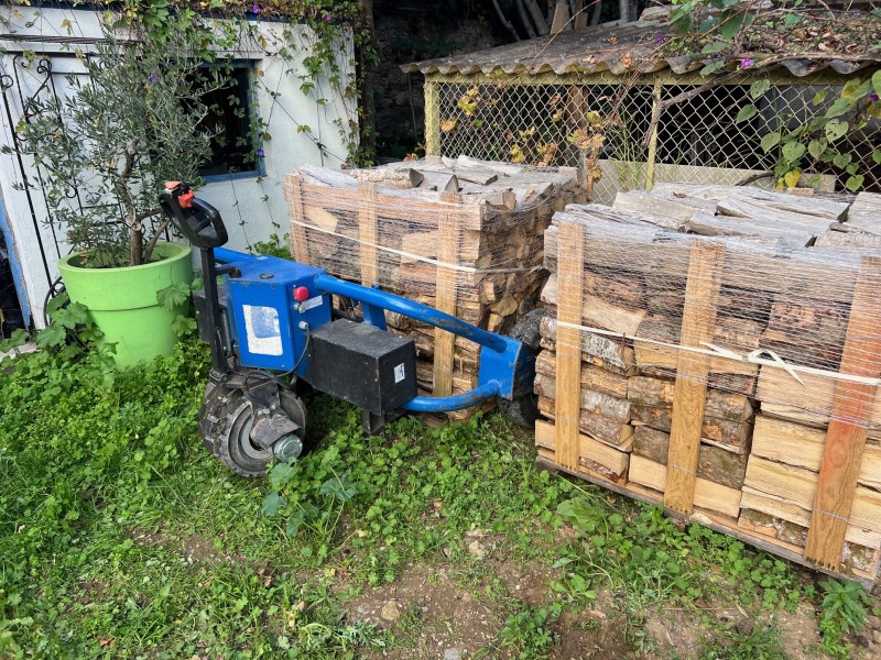 livraison de bois de chauffage sec rangé sur palette à La Ciotat et Ceyreste