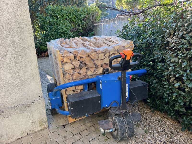 Stockage de bois de chauffage sec, bûches empilées et prêtes à l’usage à roquefort la Bédoule