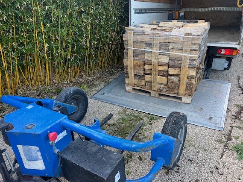 Palette de bois de chauffage sec empilée et prête à être livrée à Berre-l'Étang (13130) .