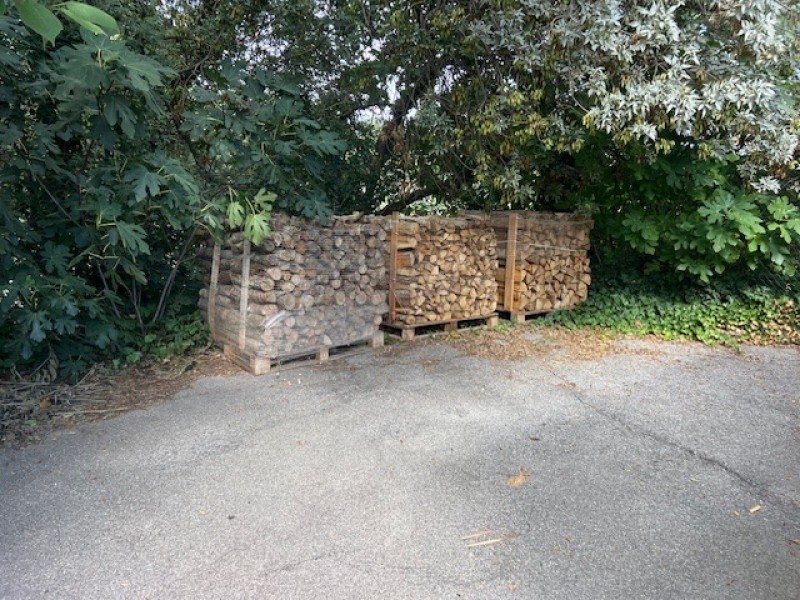 Bois de chauffage rangé sur palette livré à Beaurecueil, Vauvenargues et le Tholonet