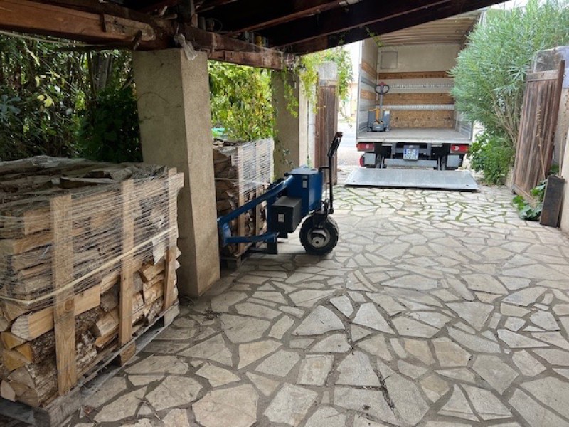 Livraison de bois de chauffage à Allauch avec transpalette électrique tout terrain.