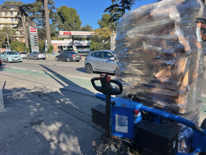 Livraison de bois de chauffage sur palette , bois sec et prêt à l'emploi.