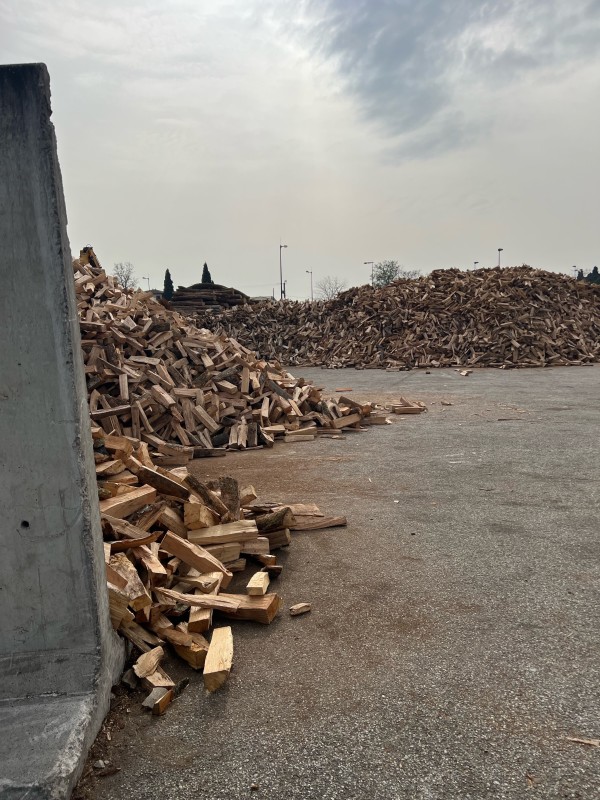 Bois de chauffage en vrac ou Bois de chauffage rangé sur palette, quelle est la meilleure solution ?